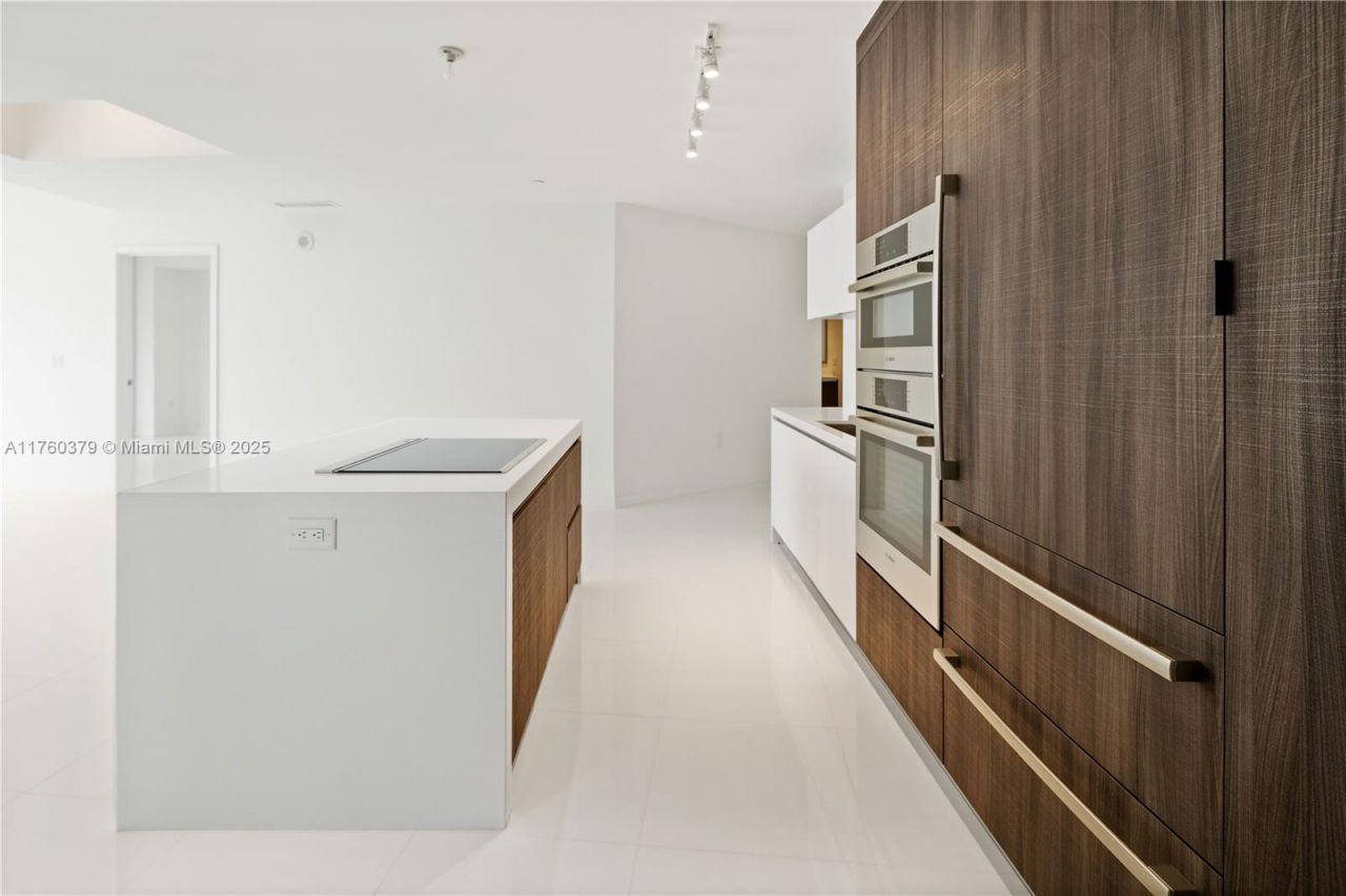 851 NE 1st Ave, Unit 4203, Miami, FL 33132 Photo