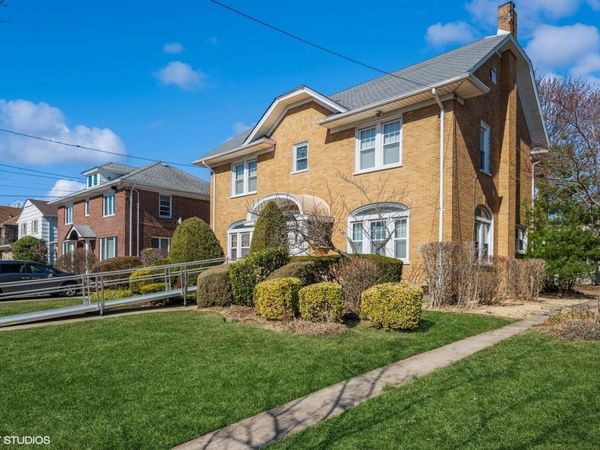 130 Hards Lane, Lawrence, NY 11559