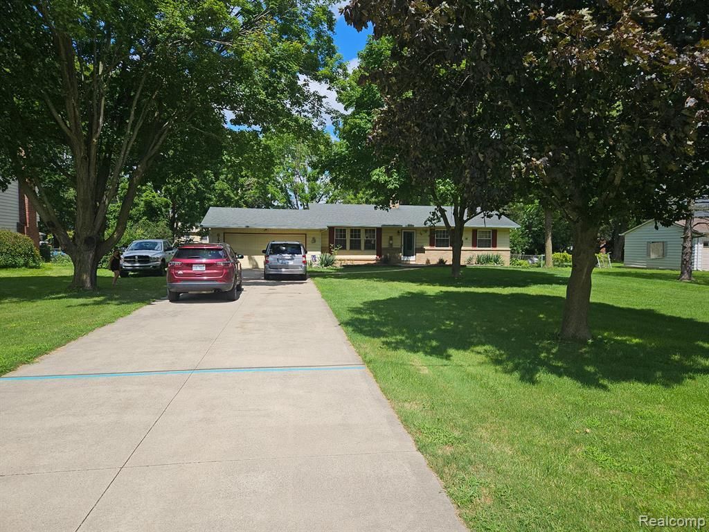 6172 W Court Street, Flint Township, MI 48532 Main Photo