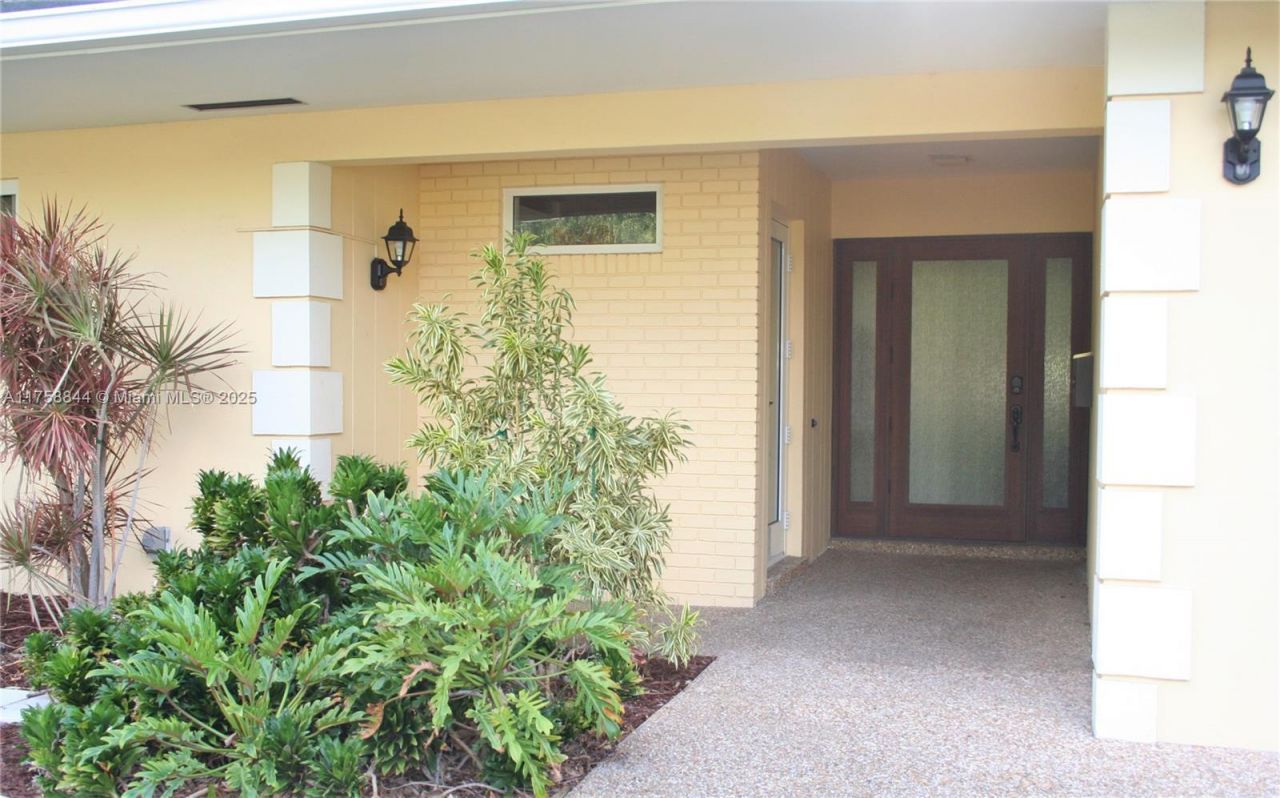 1933 Twin Dolphin Lane, Fort Lauderdale, FL 33316 Photo