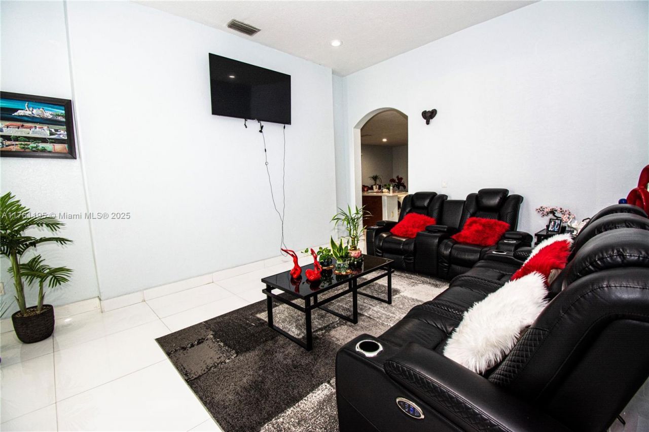 1142 NW 135th Ct, Miami, FL 33182 Photo