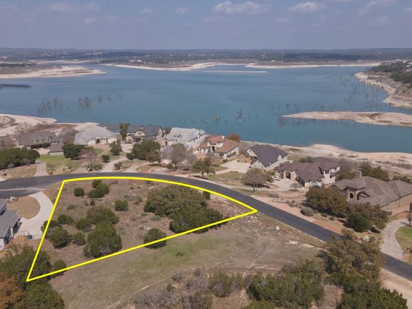 555 Oak Shores Dr, Canyon Lake, TX 78133