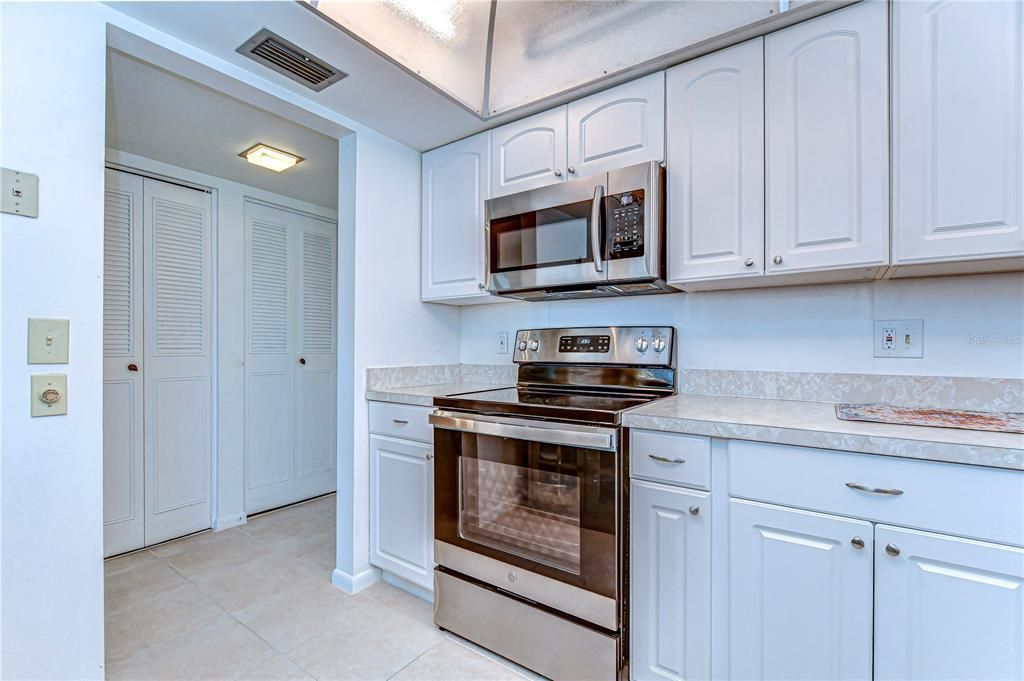 5220 Brittany Drive S, Unit 807, Saint Petersburg, FL 33715 Photo