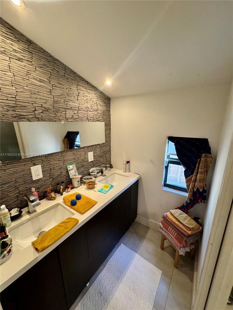 7020 NE 5th Ave, Miami, FL 33138 Photo