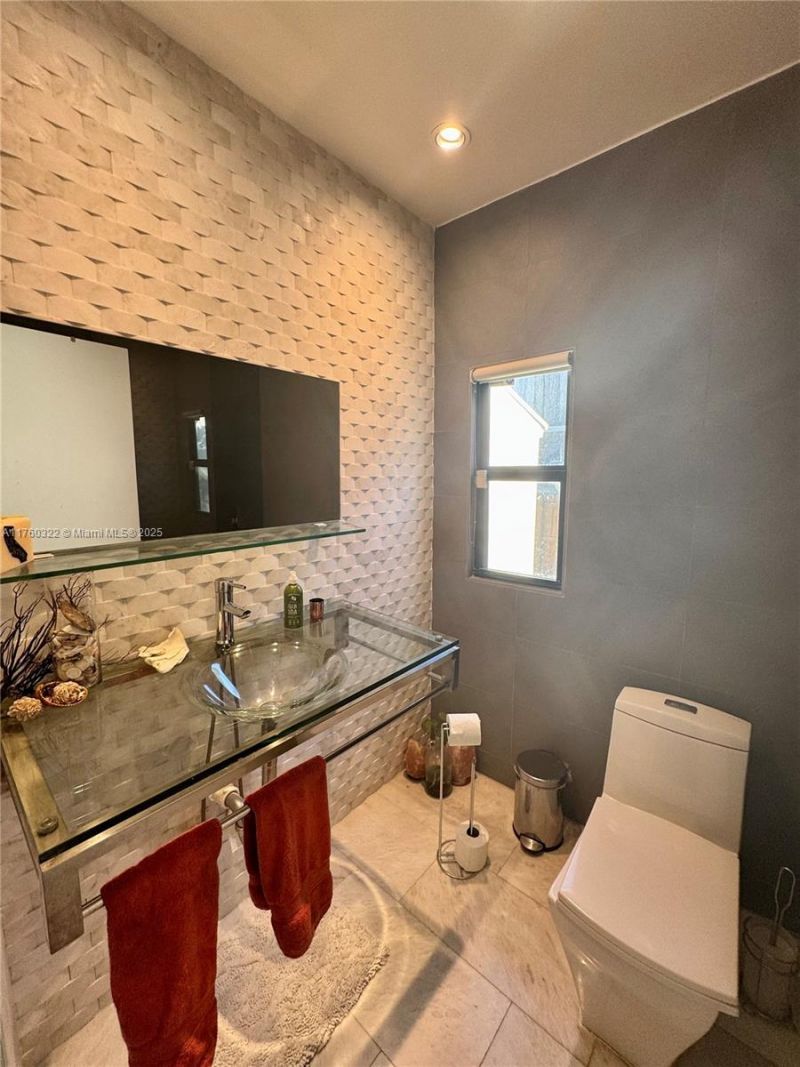 7020 NE 5th Ave, Miami, FL 33138 Photo