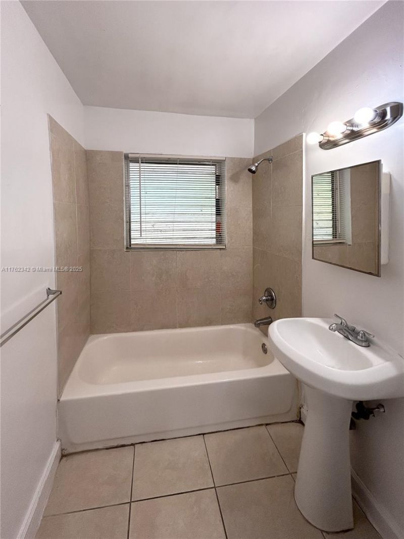 738 NE 86th St, Unit 4, Miami, FL 33138 Photo