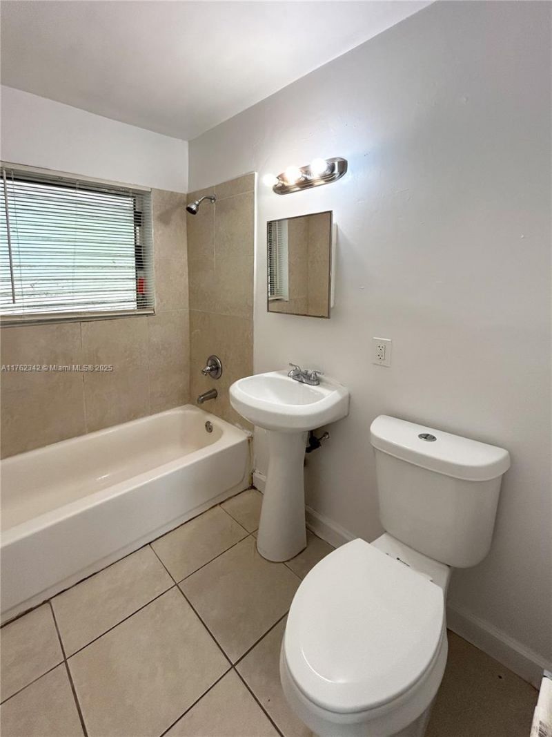 738 NE 86th St, Unit 4, Miami, FL 33138 Photo