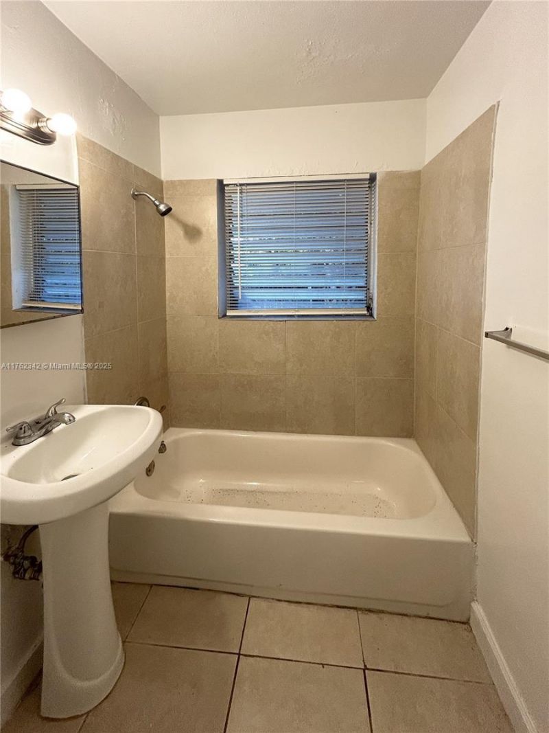 738 NE 86th St, Unit 4, Miami, FL 33138 Photo