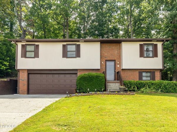 2220 Richwood Drive, Maryville, TN 37803