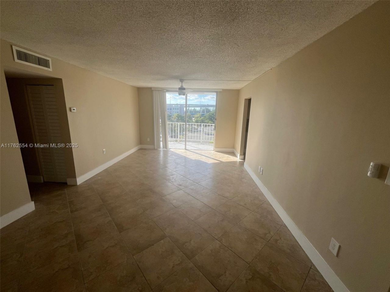 498 NW 165th St, Unit D-501, Miami, FL 33169 Photo