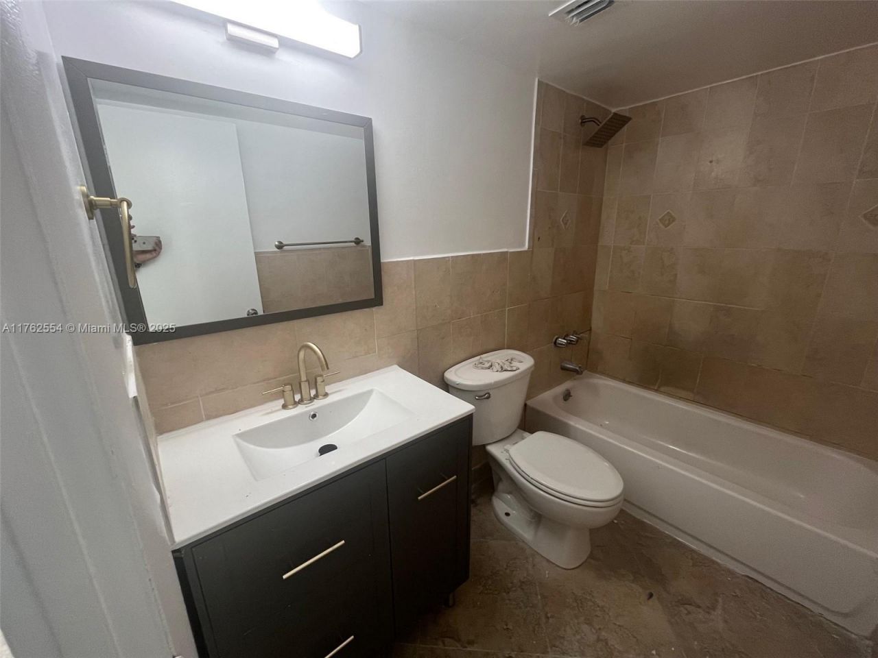 498 NW 165th St, Unit D-501, Miami, FL 33169 Photo