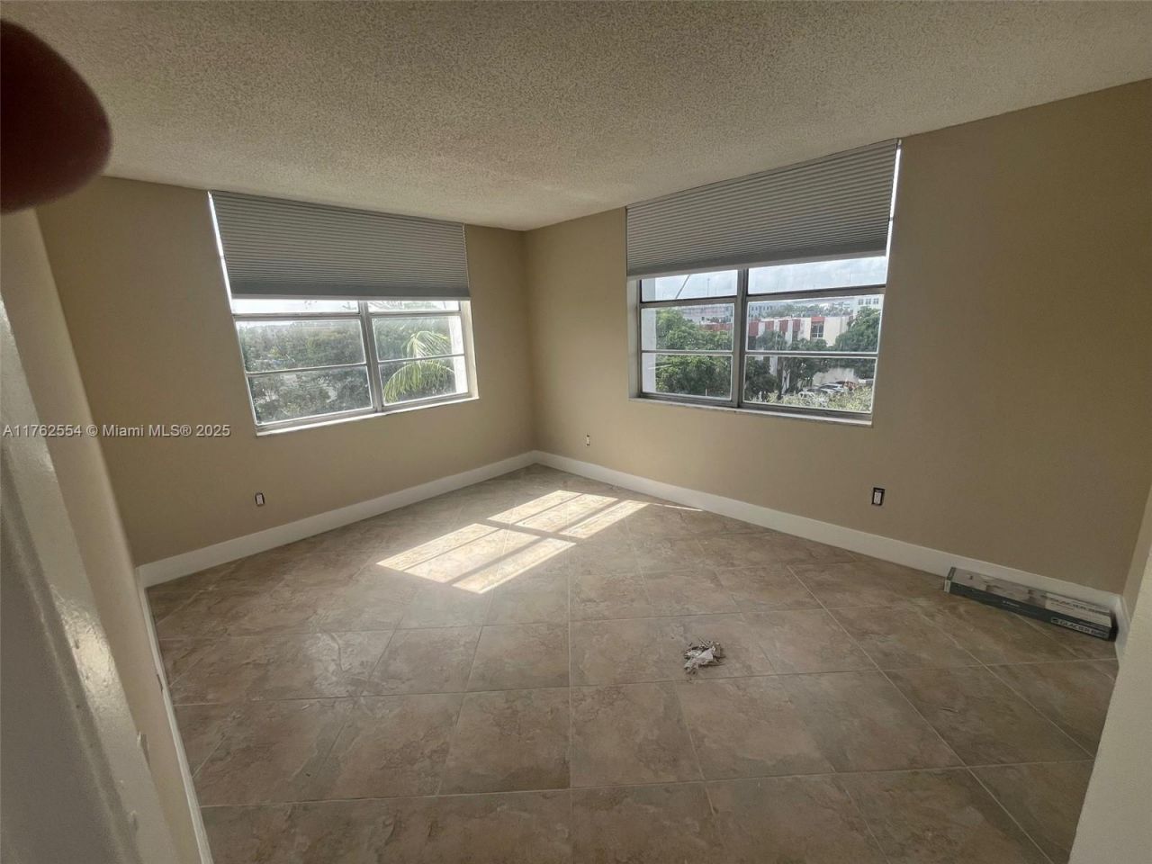 498 NW 165th St, Unit D-501, Miami, FL 33169 Photo