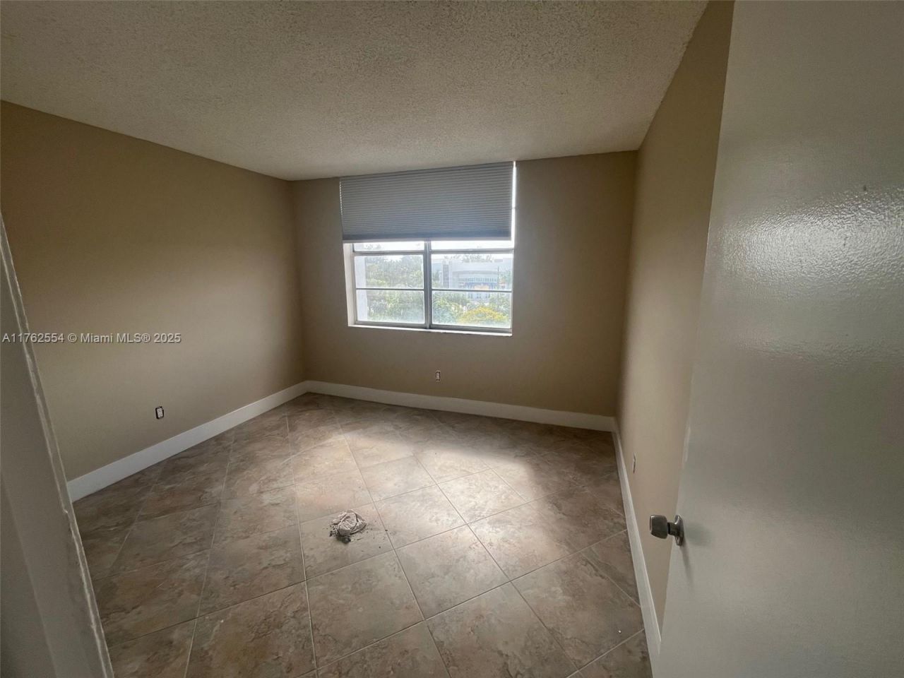 498 NW 165th St, Unit D-501, Miami, FL 33169 Photo