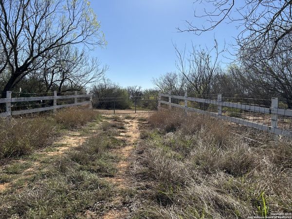 4790 Blackhill, Floresville, TX 78114