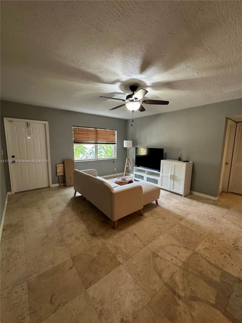 530 NE 15th Ct, Unit 1, Fort Lauderdale, FL 33304 Photo