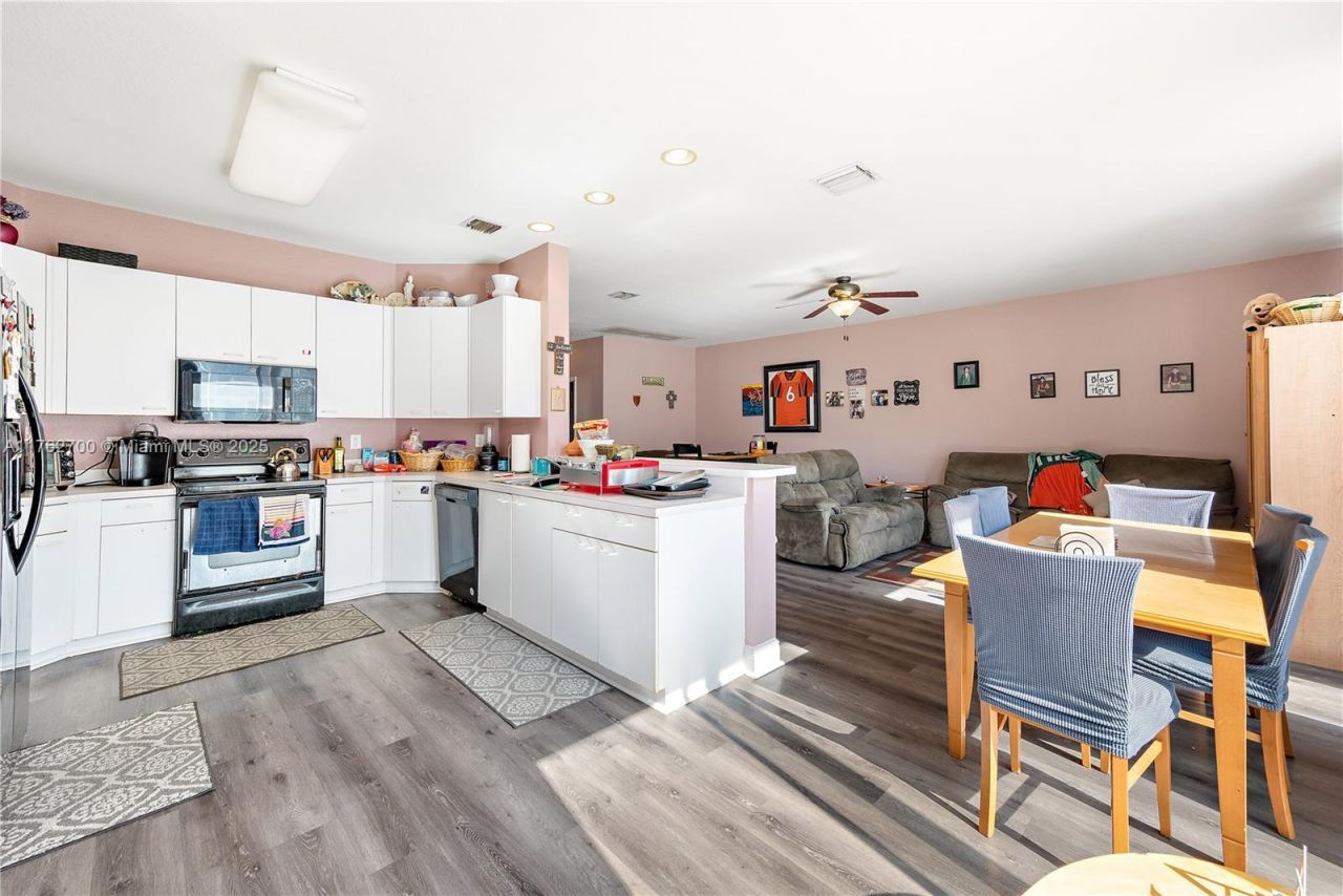 1560 NW 159th Ave, Pembroke Pines, FL 33028 Photo