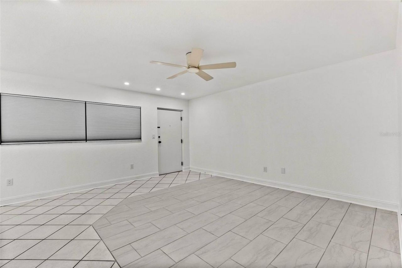 209 NE Lincoln Circle N, Unit 105, Saint Petersburg, FL 33702 Photo