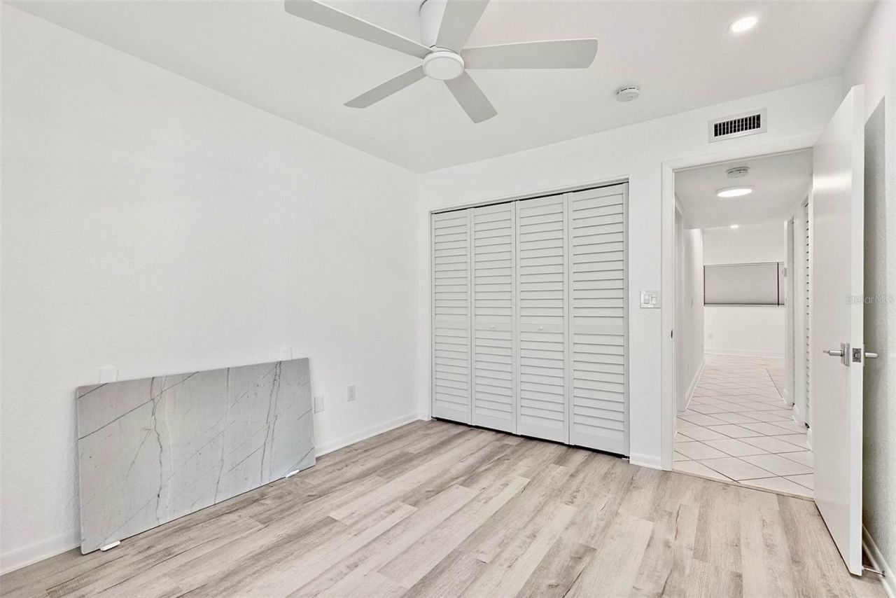 209 NE Lincoln Circle N, Unit 105, Saint Petersburg, FL 33702 Photo