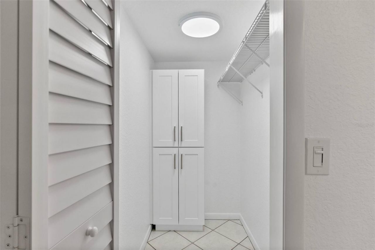 209 NE Lincoln Circle N, Unit 105, Saint Petersburg, FL 33702 Photo