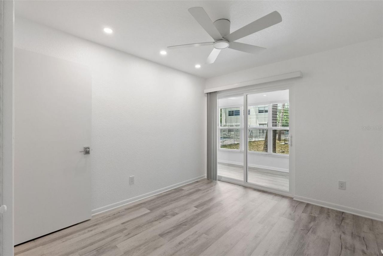 209 NE Lincoln Circle N, Unit 105, Saint Petersburg, FL 33702 Photo