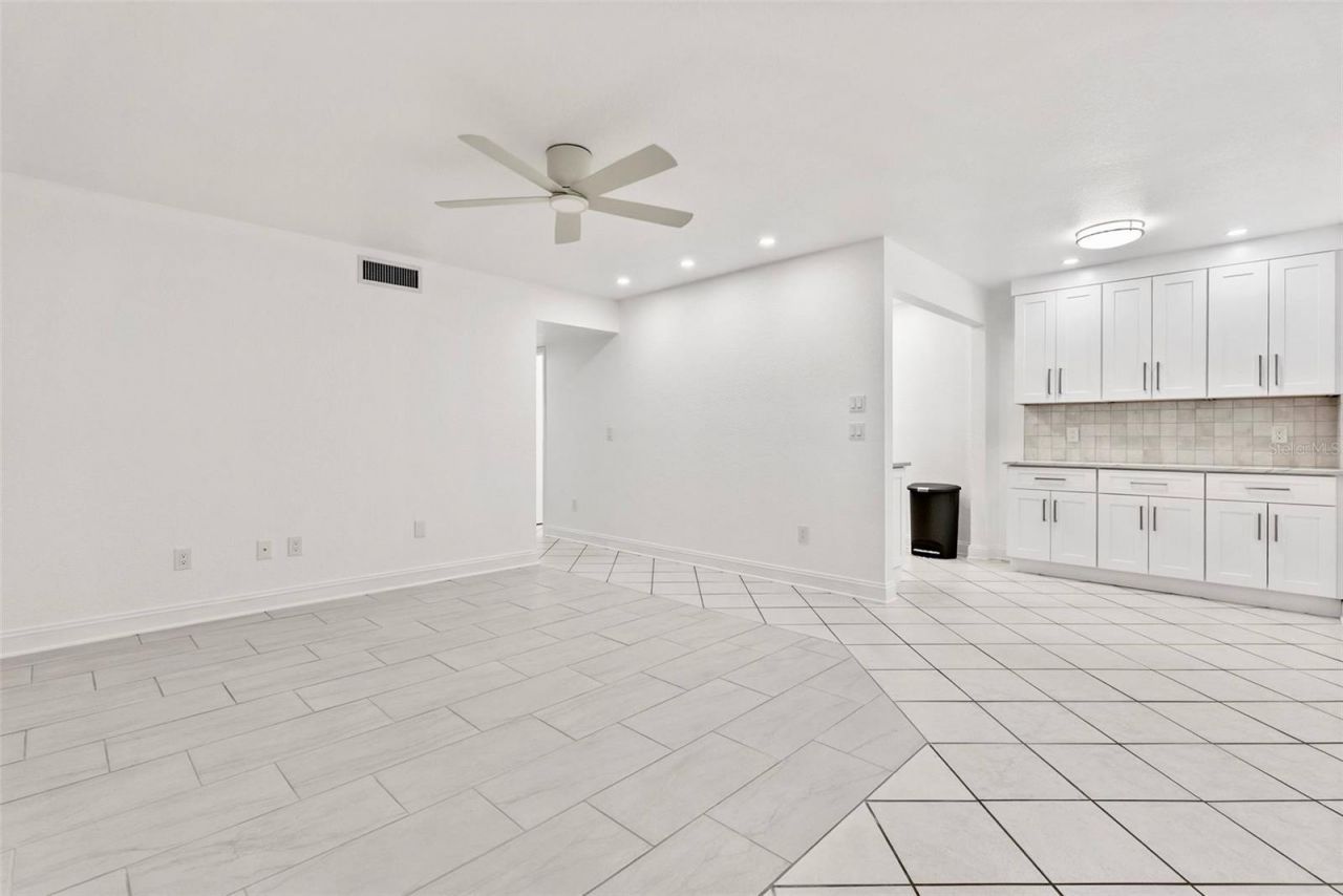 209 NE Lincoln Circle N, Unit 105, Saint Petersburg, FL 33702 Photo