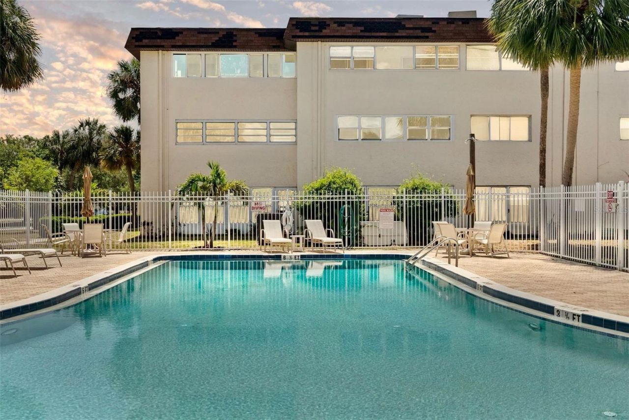 209 NE Lincoln Circle N, Unit 105, Saint Petersburg, FL 33702 Photo