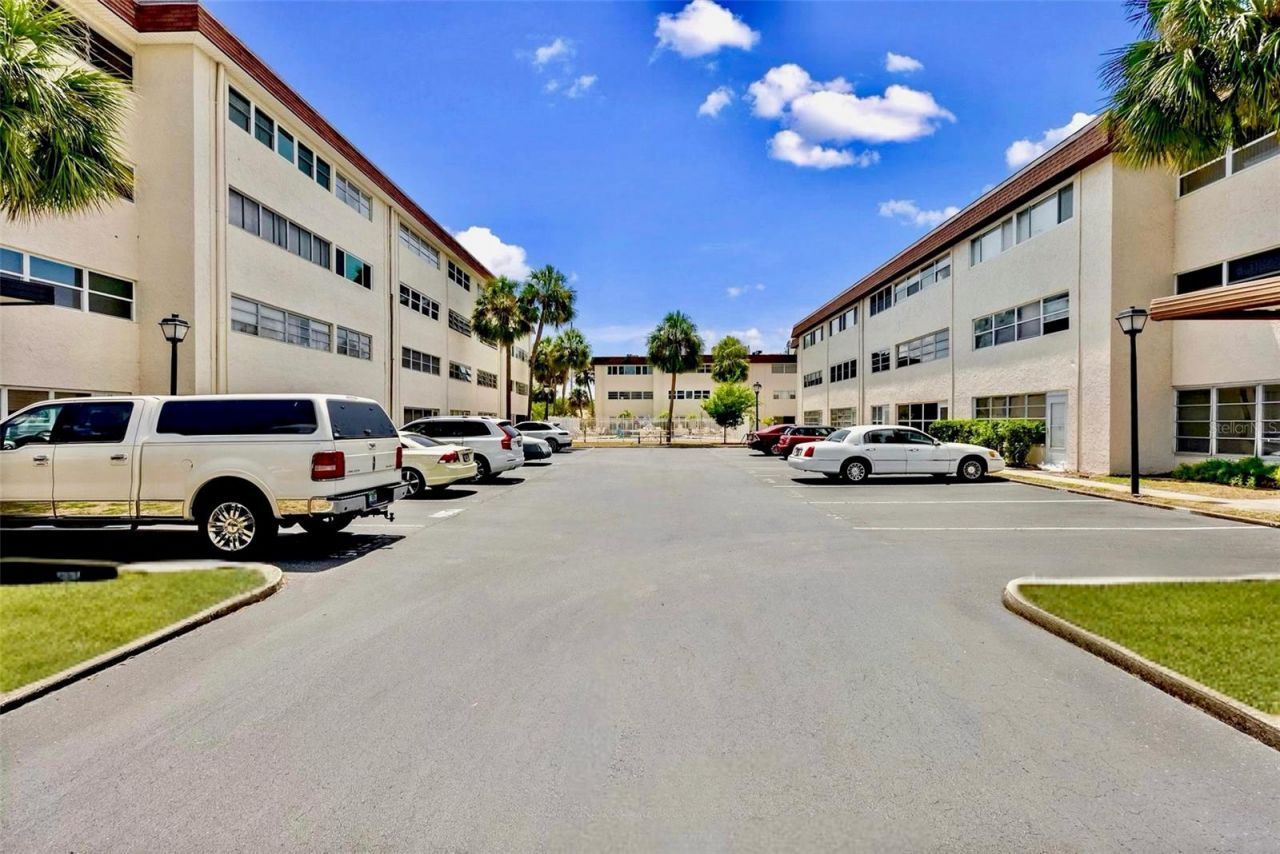 209 NE Lincoln Circle N, Unit 105, Saint Petersburg, FL 33702 Photo