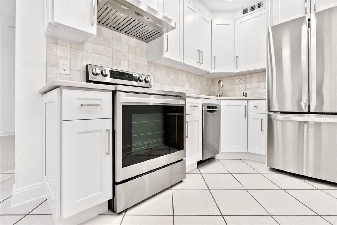 209 NE Lincoln Circle N, Unit 105, Saint Petersburg, FL 33702 Photo