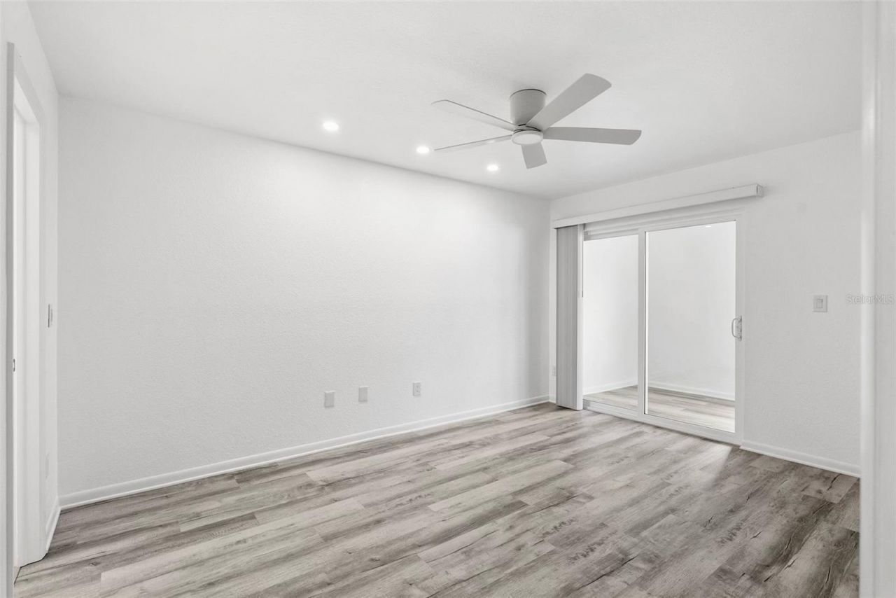 209 NE Lincoln Circle N, Unit 105, Saint Petersburg, FL 33702 Photo