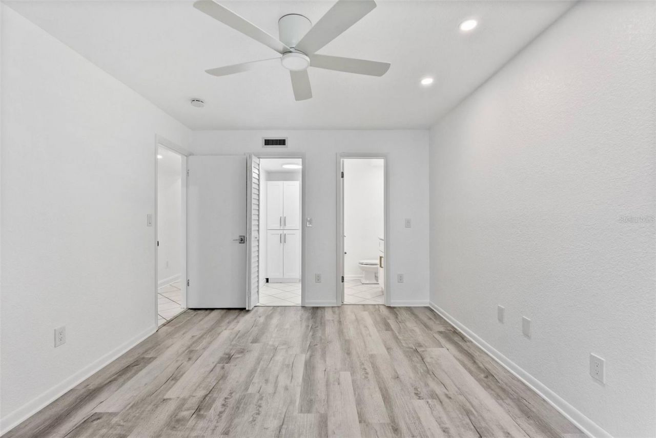 209 NE Lincoln Circle N, Unit 105, Saint Petersburg, FL 33702 Photo