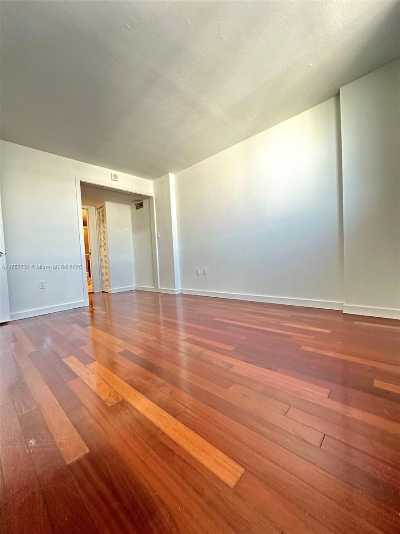 345 Ocean Dr, Unit 1022, Miami Beach, FL 33139 Photo