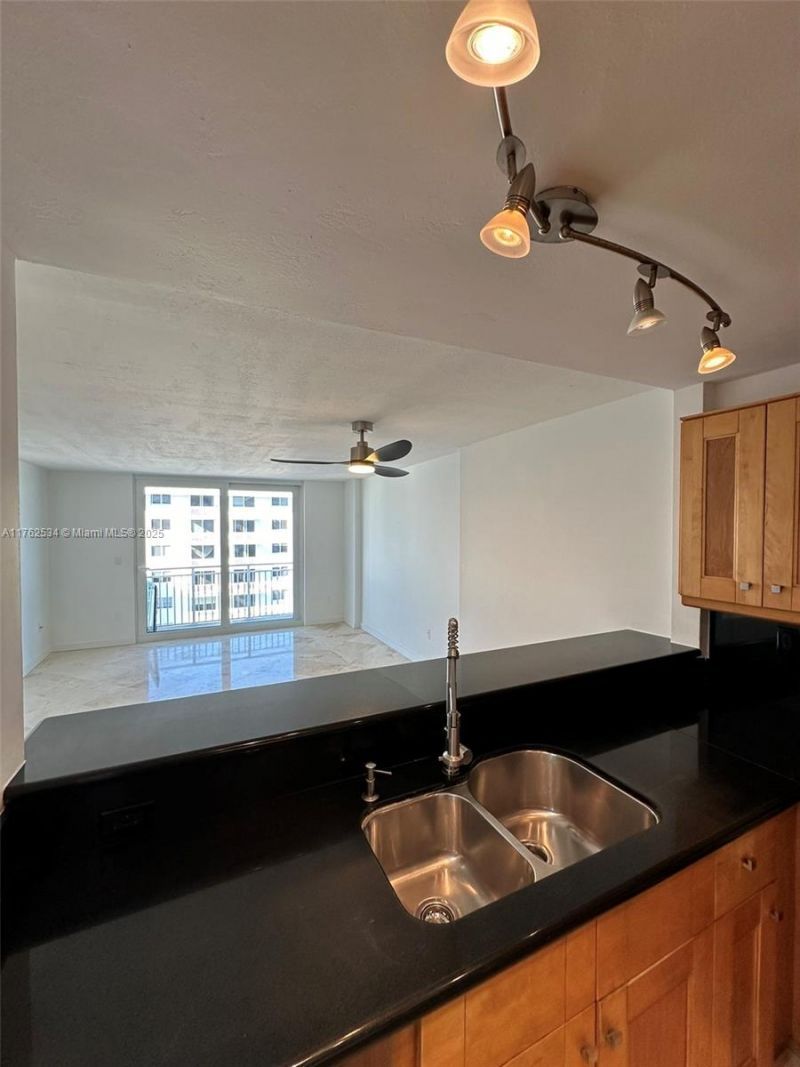 345 Ocean Dr, Unit 1022, Miami Beach, FL 33139 Photo
