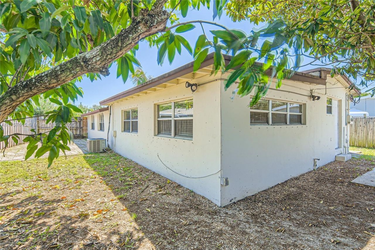 1753 NE 178th St, North Miami Beach, FL 33162 Photo