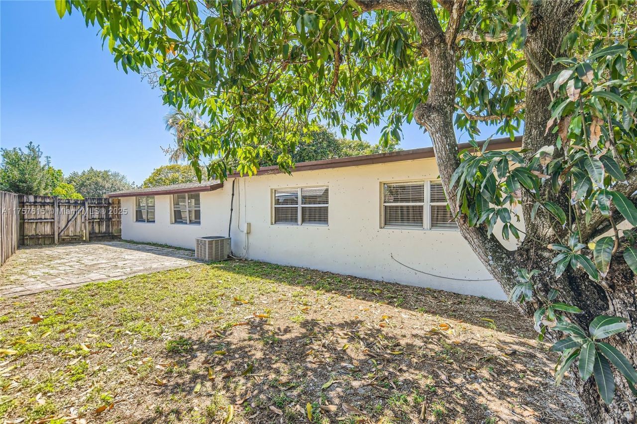 1753 NE 178th St, North Miami Beach, FL 33162 Photo