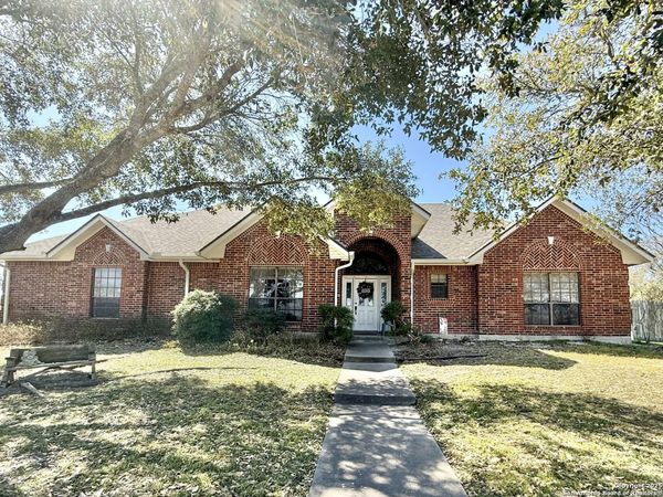820 Chula Vista, Karnes City, TX 78118