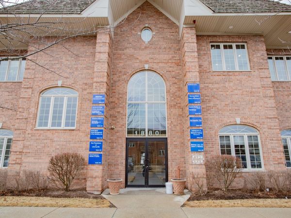 1880 W Winchester Road, Unit 204, Libertyville, IL 60048