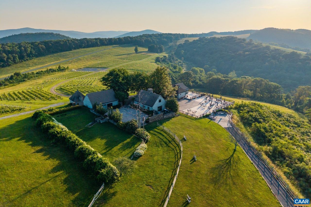 24981 BLUE RIDGE PKWY, VESUVIUS, VA 24483