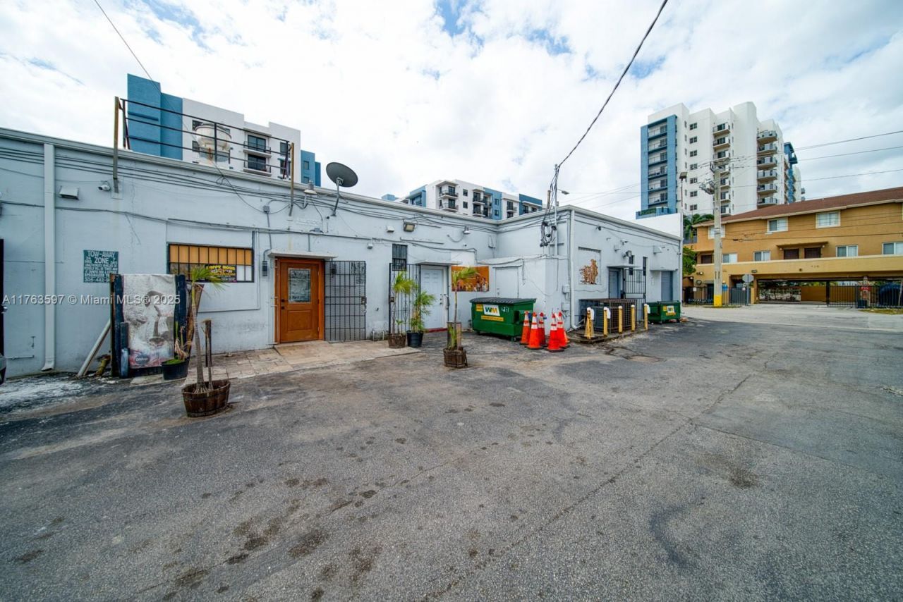 Highly Profitable Restaurant-bar For Sale On 8th , Miami, FL 33144 Photo