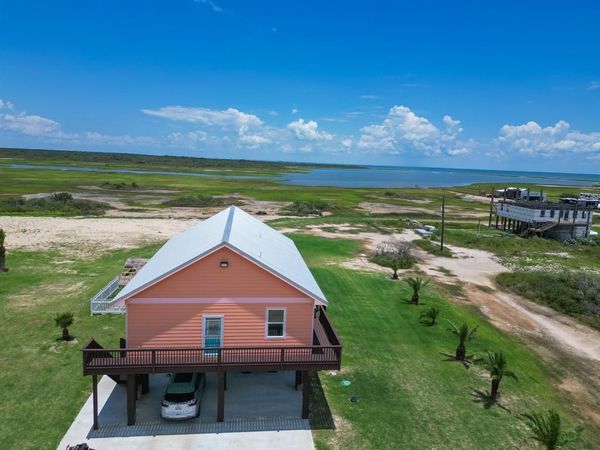 904 W Polk Avenue, Port O Connor, TX 77982