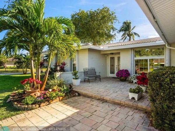 906 NW 83rd Dr, Coral Springs, FL 33071