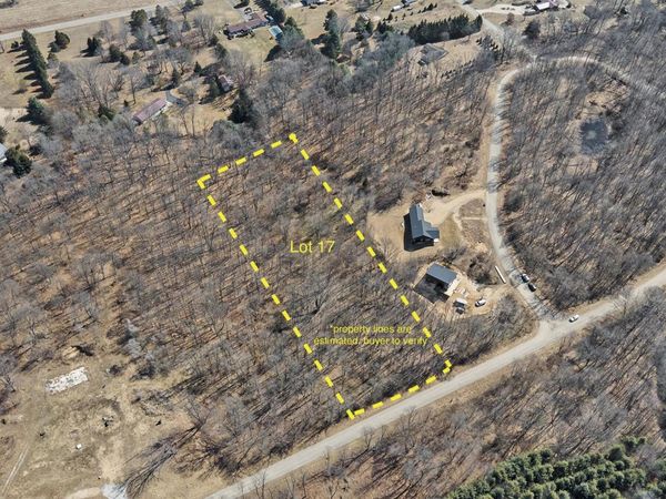 17 Highfield Road, Three Rivers, MI 49093