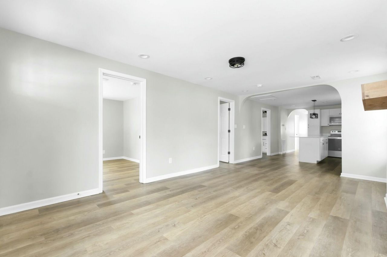 204 Delano Street Photo 6