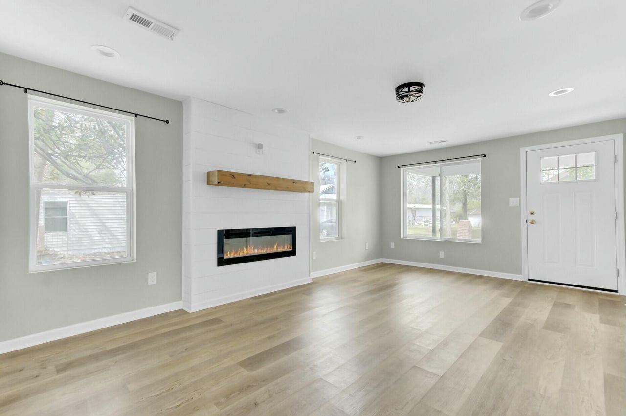 204 Delano Street Photo 7