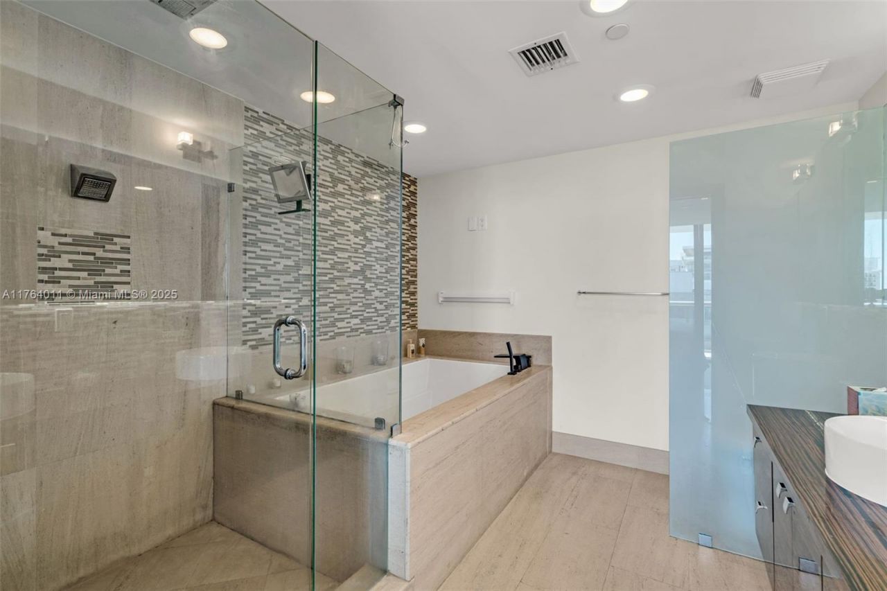 5875 Collins Ave, Unit 1704, Miami Beach, FL 33140 Photo