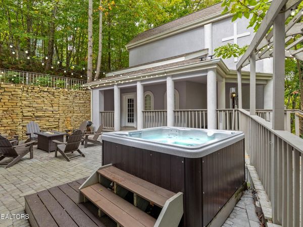 838 Holly Branch Drive, Gatlinburg, TN 37738