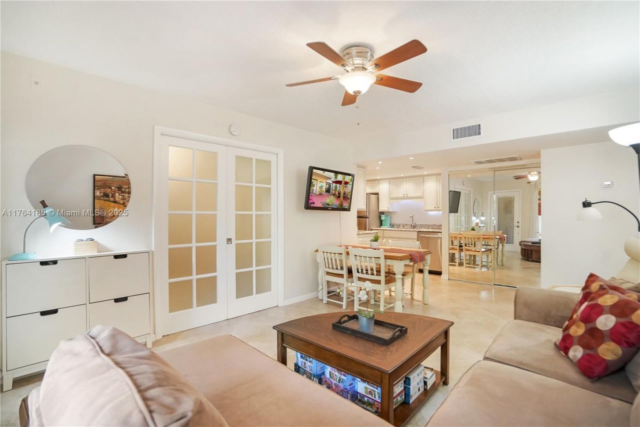 614 Executive Center Dr, Unit 102, West Palm Beach, FL 33401 Photo