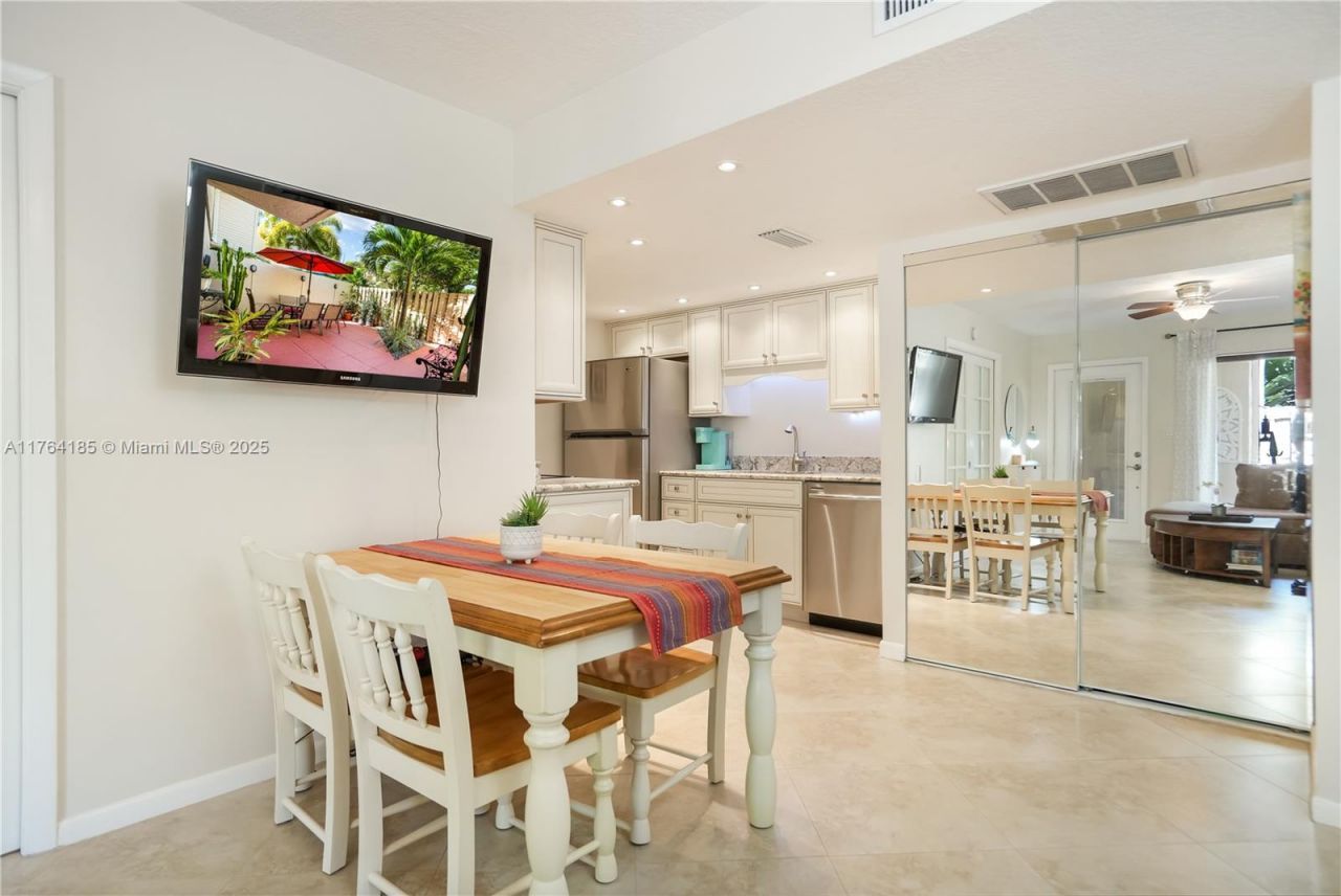 614 Executive Center Dr, Unit 102, West Palm Beach, FL 33401 Photo