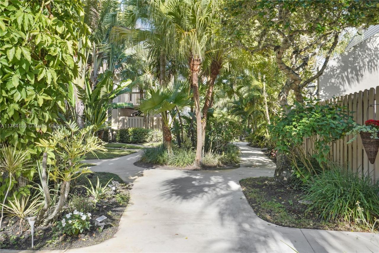 614 Executive Center Dr, Unit 102, West Palm Beach, FL 33401 Photo