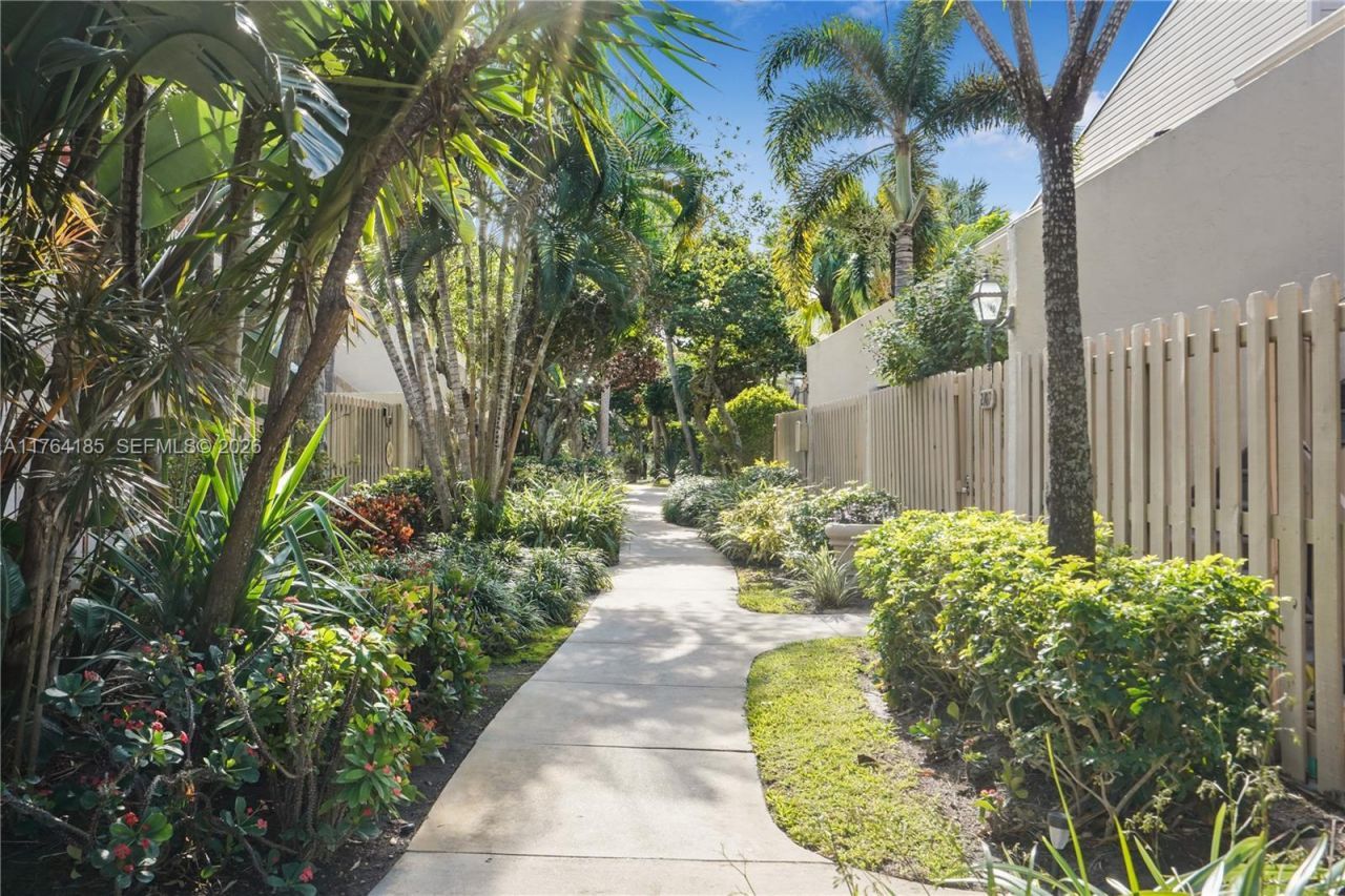 614 Executive Center Dr, Unit 102, West Palm Beach, FL 33401 Photo