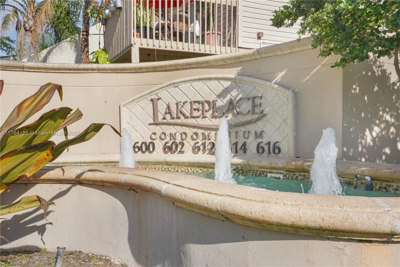 614 Executive Center Dr, Unit 102, West Palm Beach, FL 33401 Photo